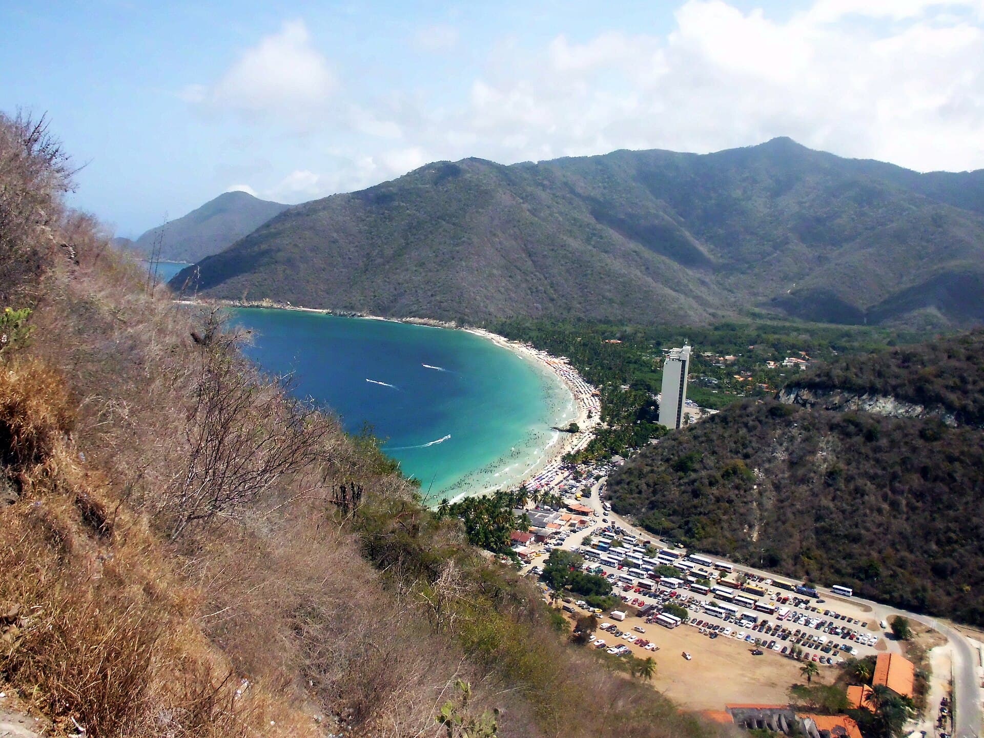 Bahía de Cata, arco de arena fina cerrado por montañas