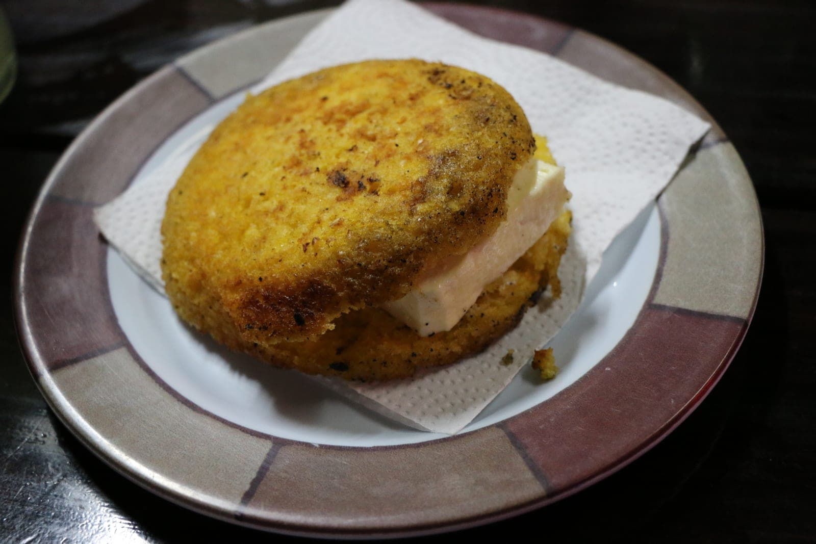 Arepa de chócolo colombiana rellena de queso