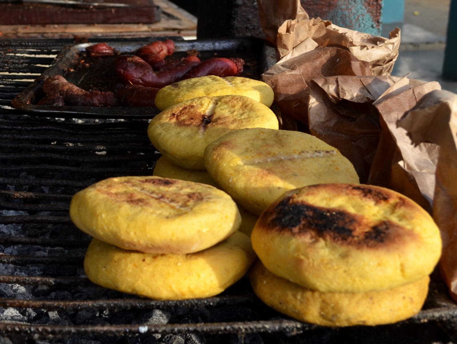 Arepas de maíz asándose en una venta de Caripe, Monagas