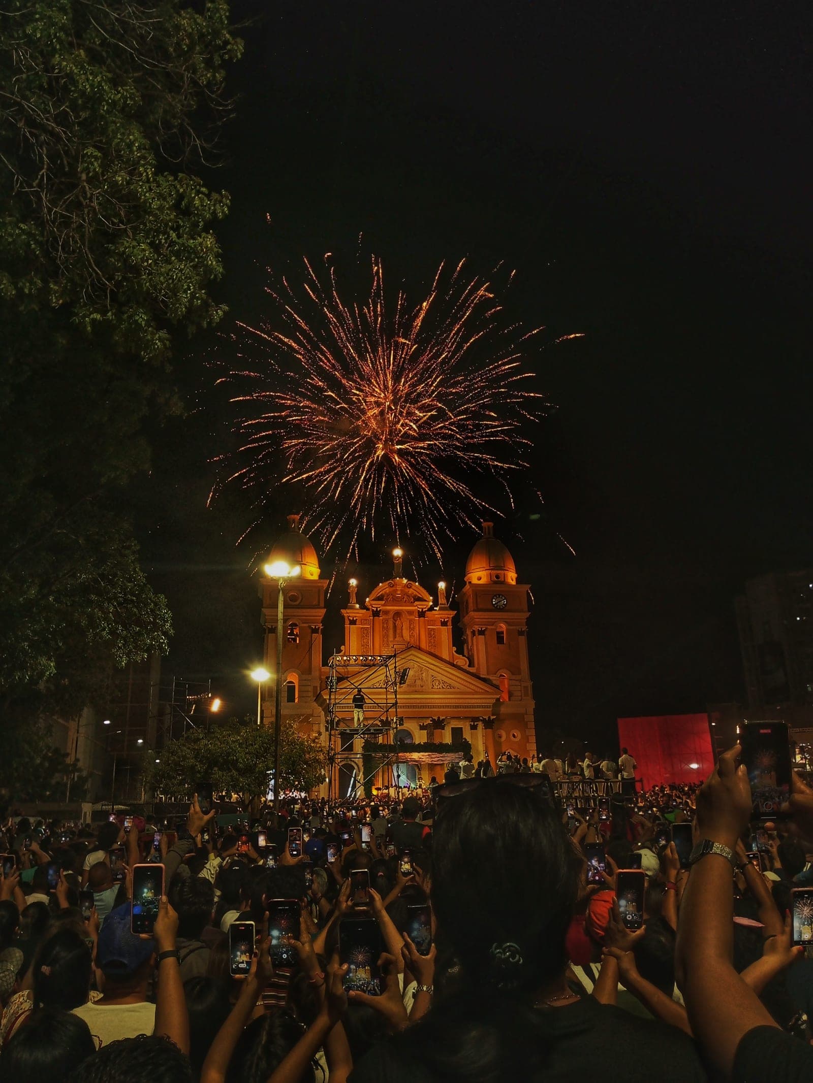 Fuegos artificiales sobre la basílica durante la bajada de la Chinita en Maracaibo