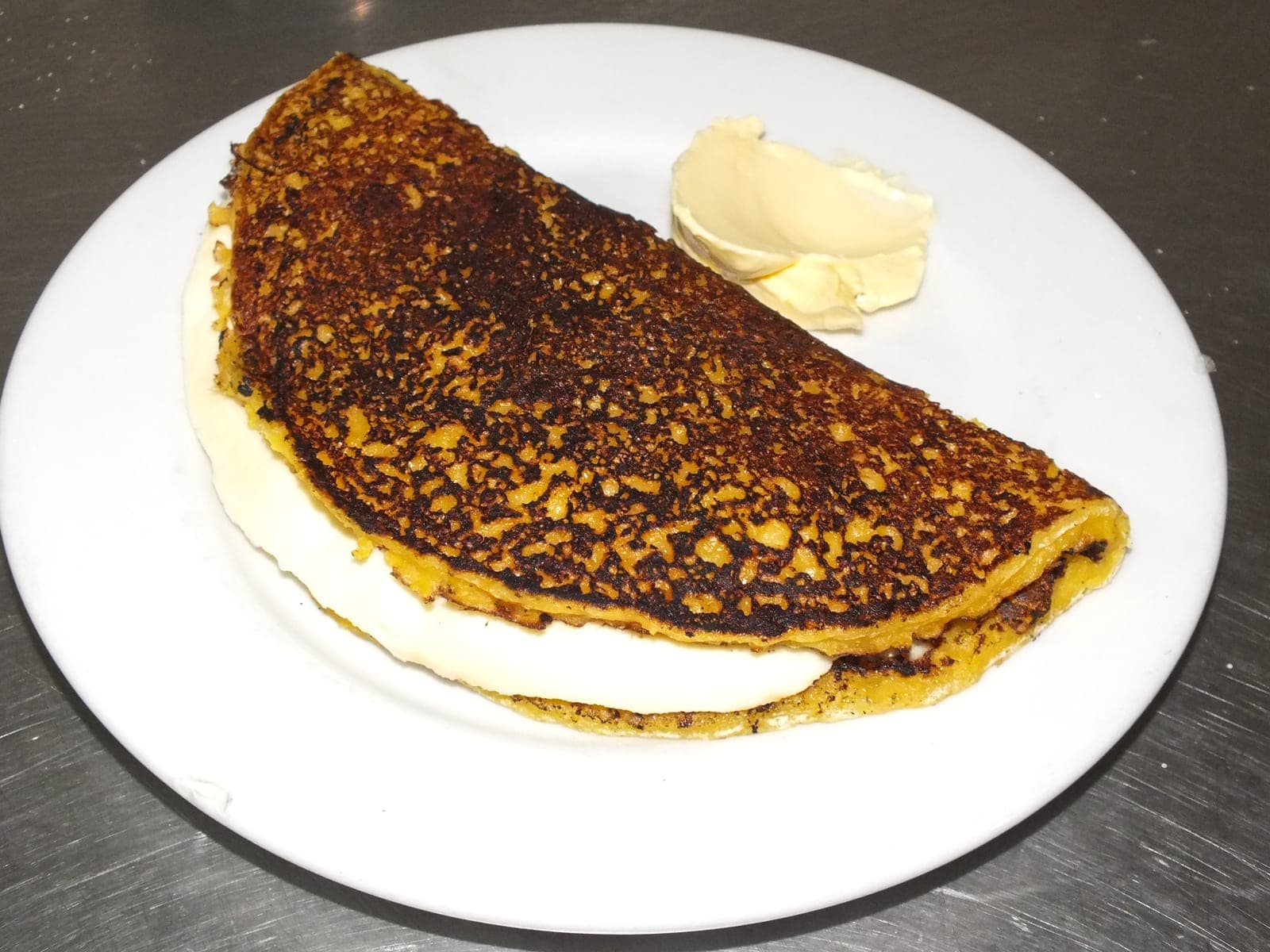 Cachapa doblada sobre queso de mano