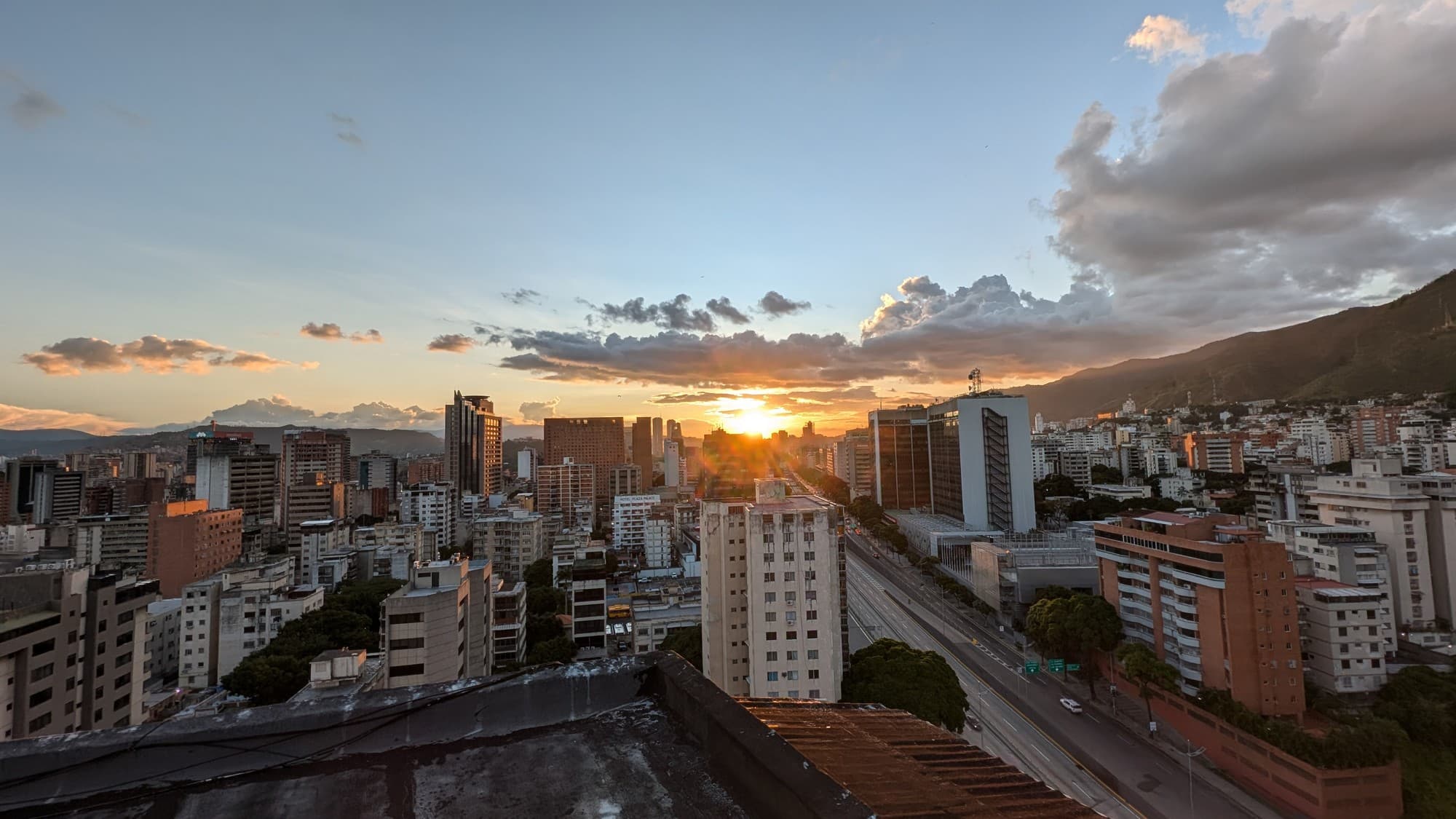 Caracas al atardecer, con sus edificios y el Ávila a la derecha