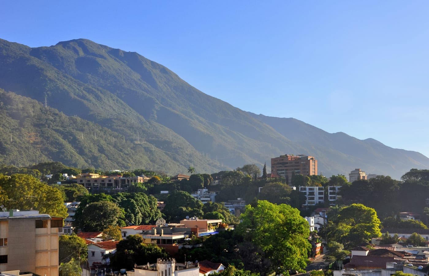 Caracas con el Ávila detrás, a primera hora de la mañana