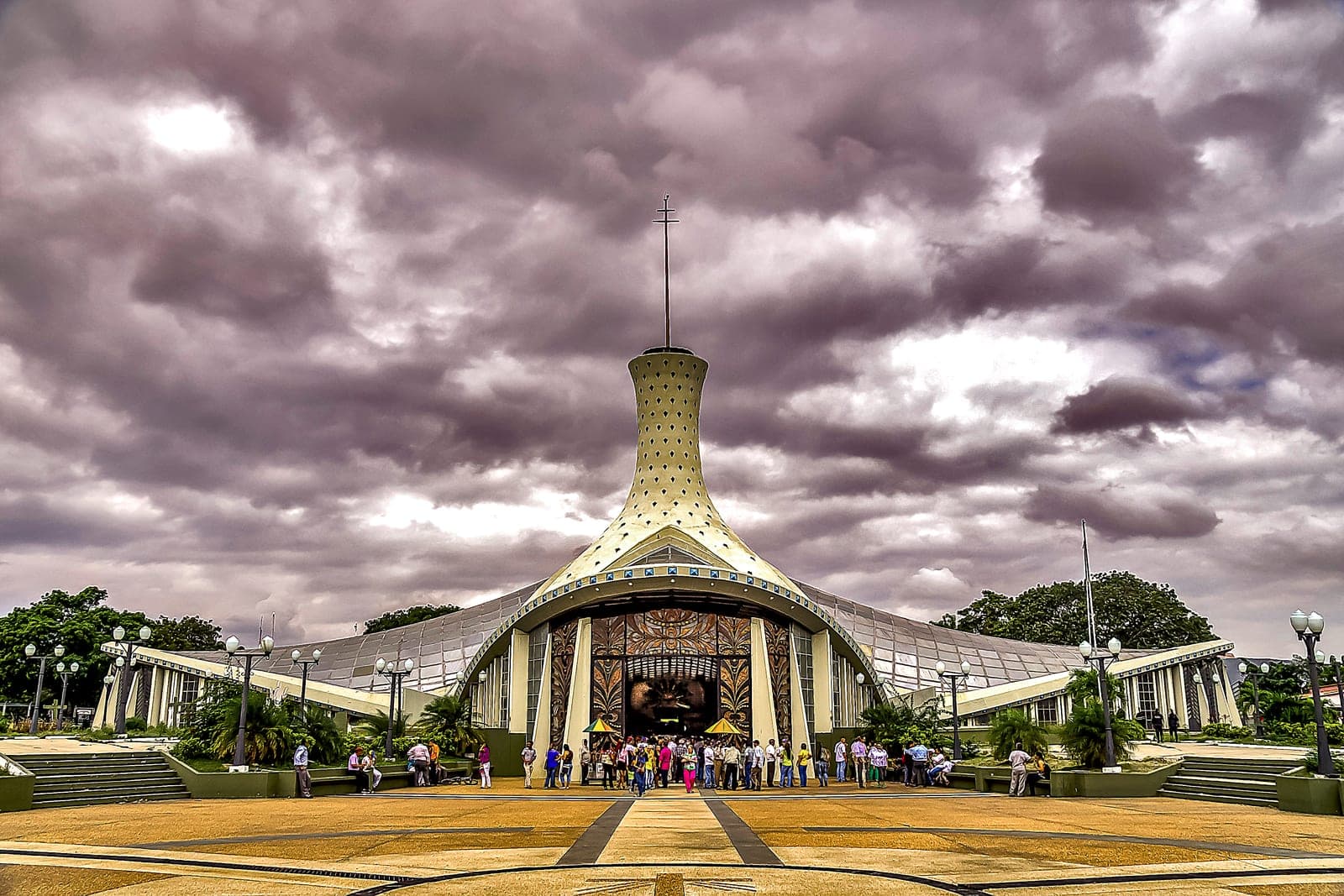 Catedral de Barquisimeto, estado Lara, bajo un cielo de lluvia