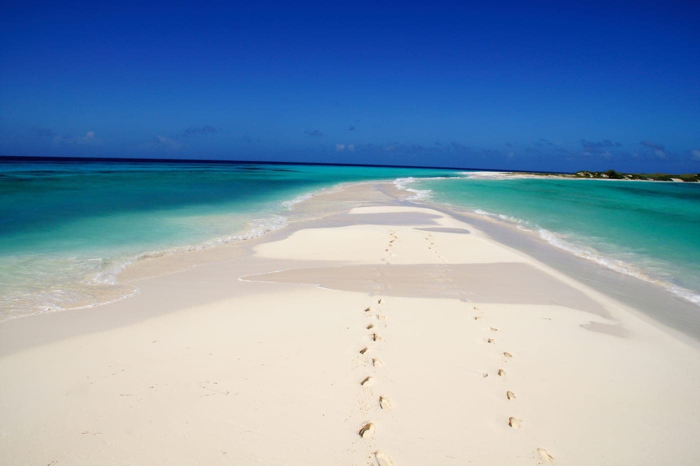 Istmo de arena de Cayo de Agua entre dos aguas turquesas