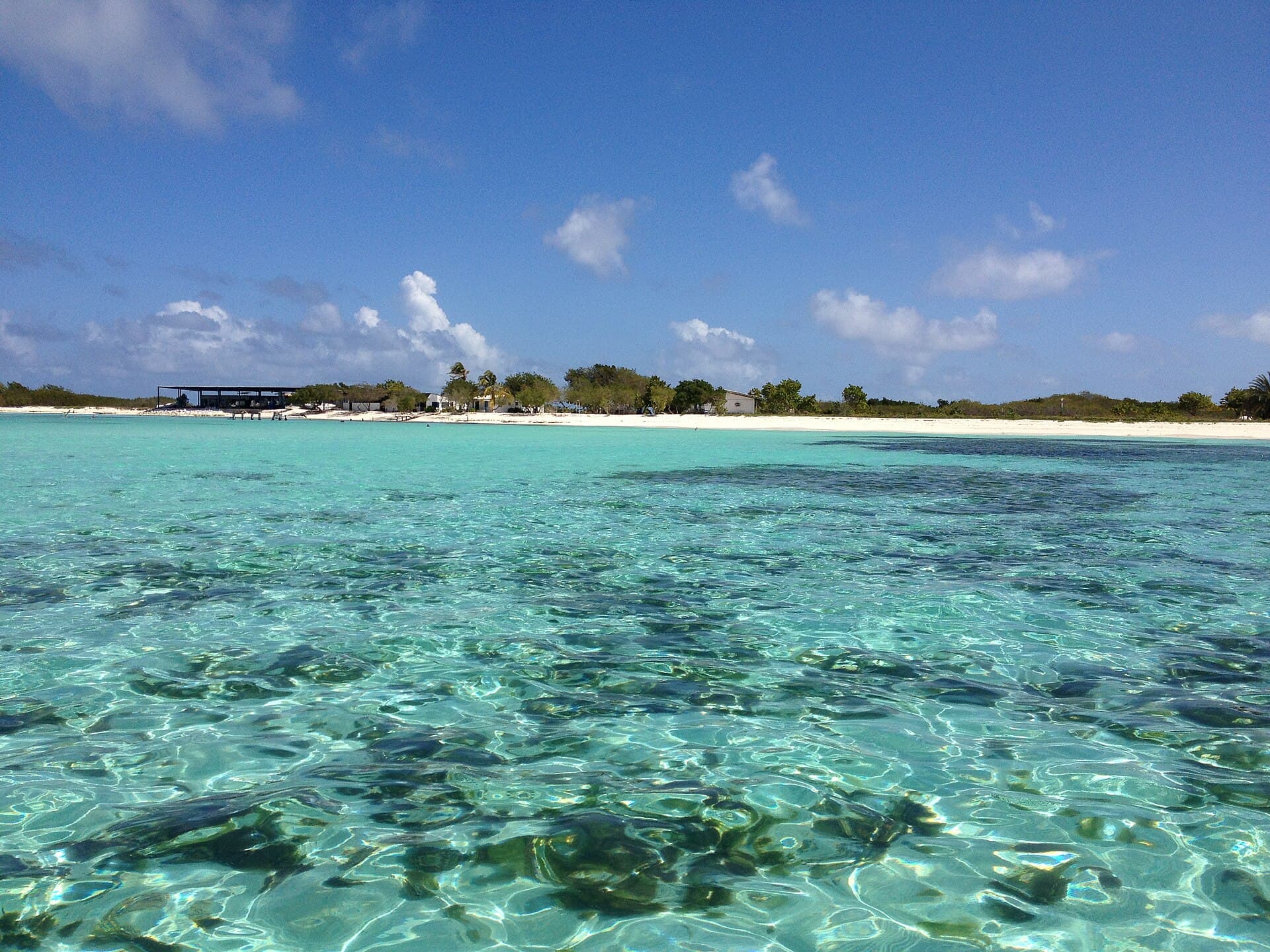 Cayo Madrisquí con agua transparente y la playa al fondo