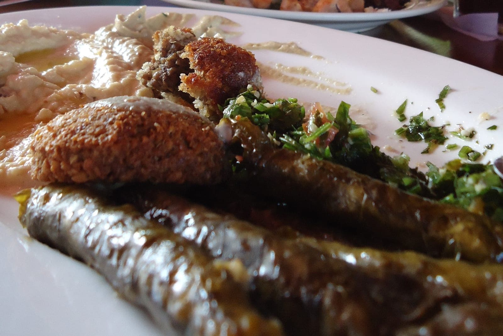 Quibbe, hojas de parra rellenas, tabule y hummus en un restaurante de Maracaibo