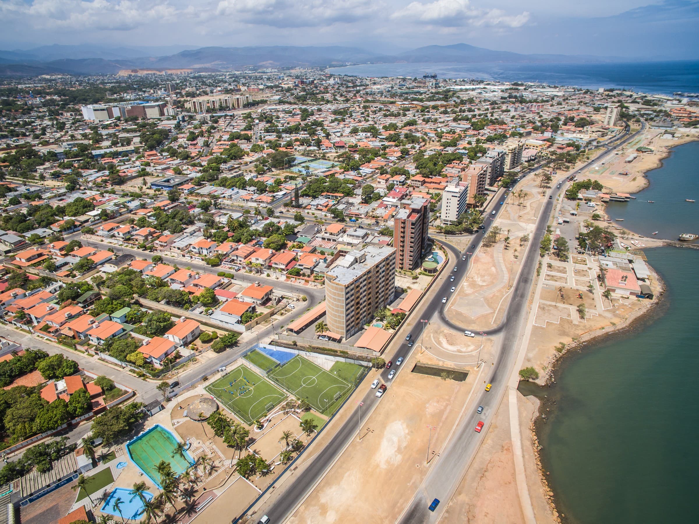 Vista aérea de Cumaná, sus edificios y la costa caribeña
