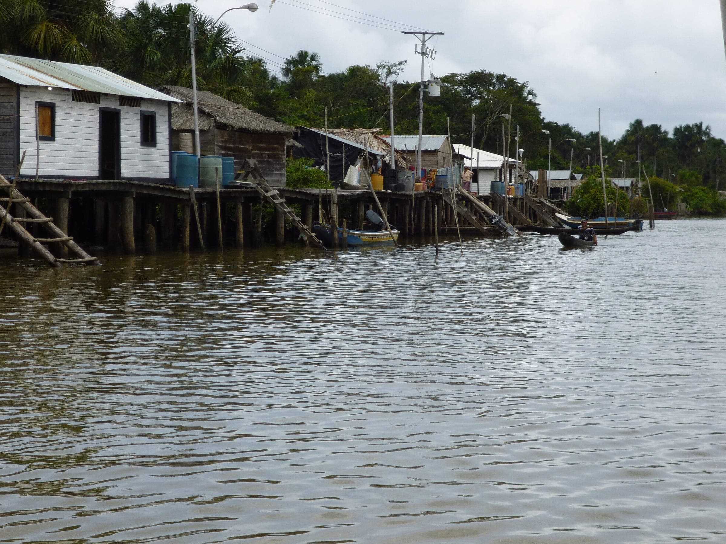 Viviendas sobre pilotes a la orilla de un caño en Curiapo, en el delta del Orinoco, estado Delta Amacuro