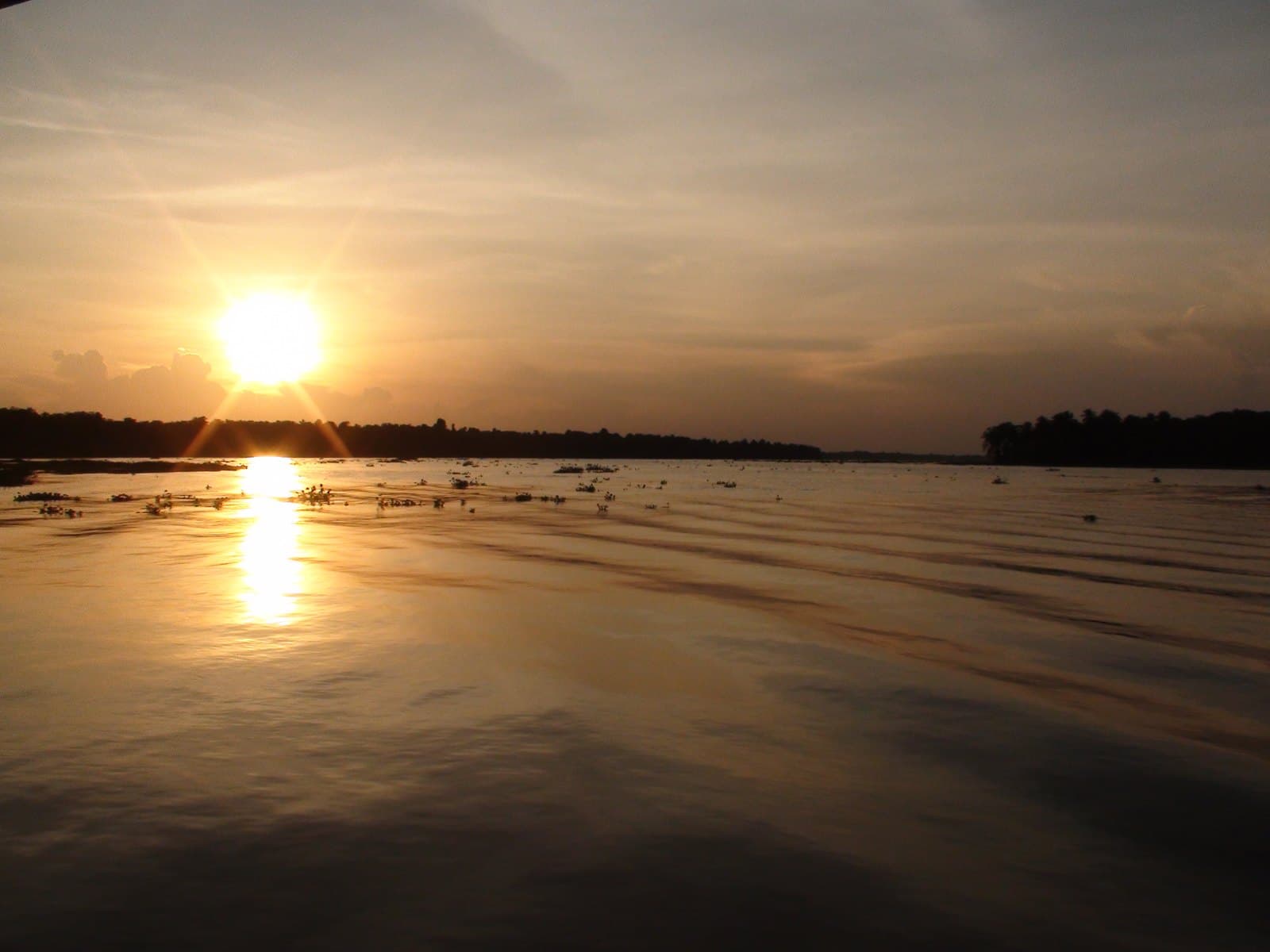 Atardecer sobre las aguas del delta del Orinoco