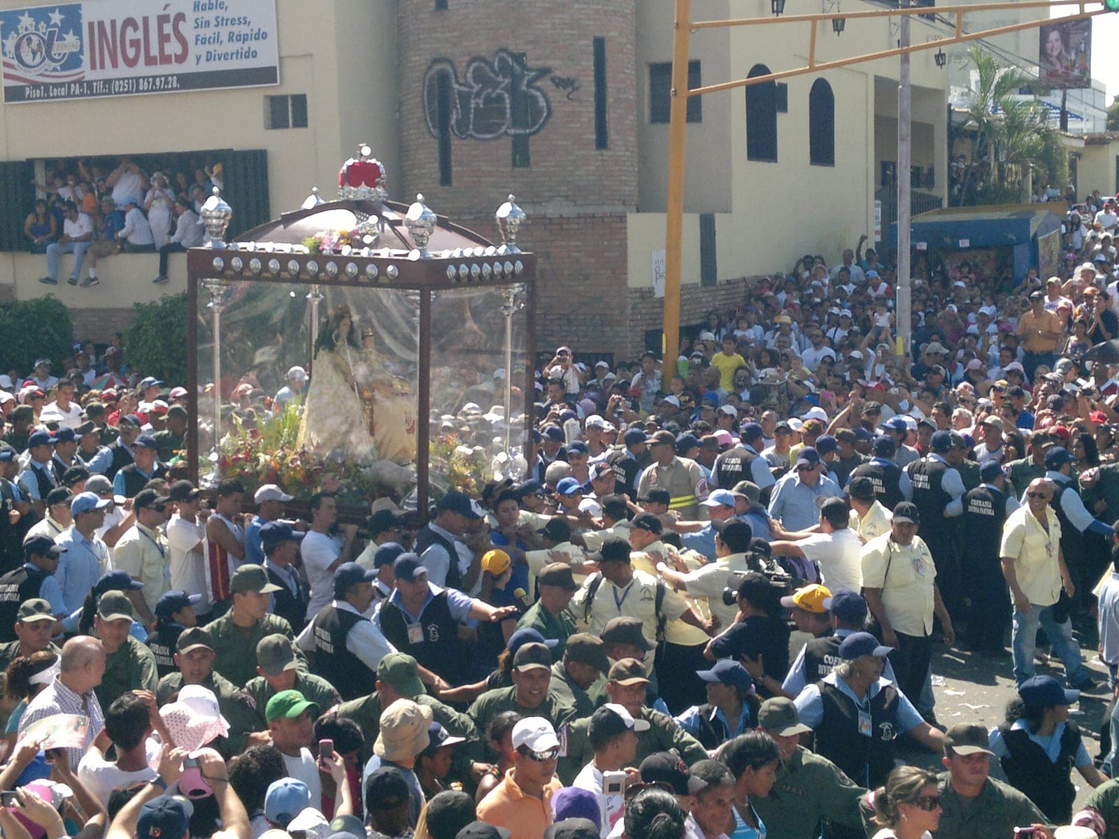 Multitud acompañando la imagen de la Divina Pastora en Barquisimeto