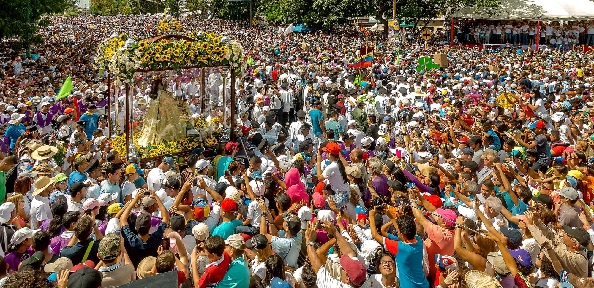 Multitud acompañando la imagen de la Divina Pastora en Barquisimeto