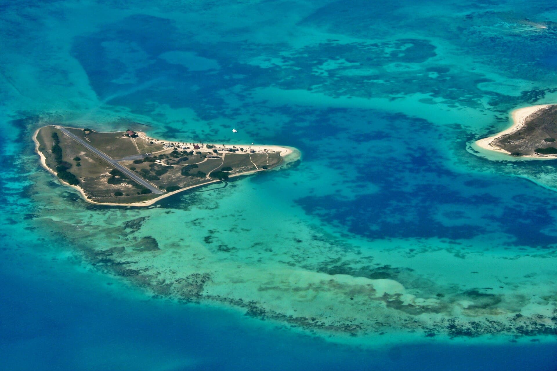 Vista aérea del cayo Dos Mosquises, en Los Roques, rodeado de arrecifes y bancos de arena