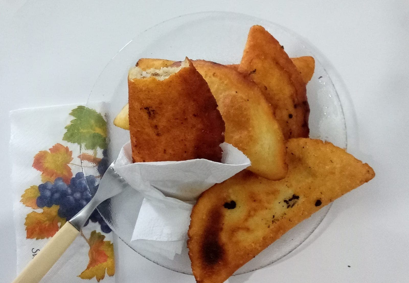 Empanadas venezolanas de harina de maíz, una partida por la mitad