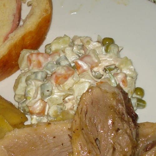 Ensalada de gallina con guisantes en una cena de Navidad