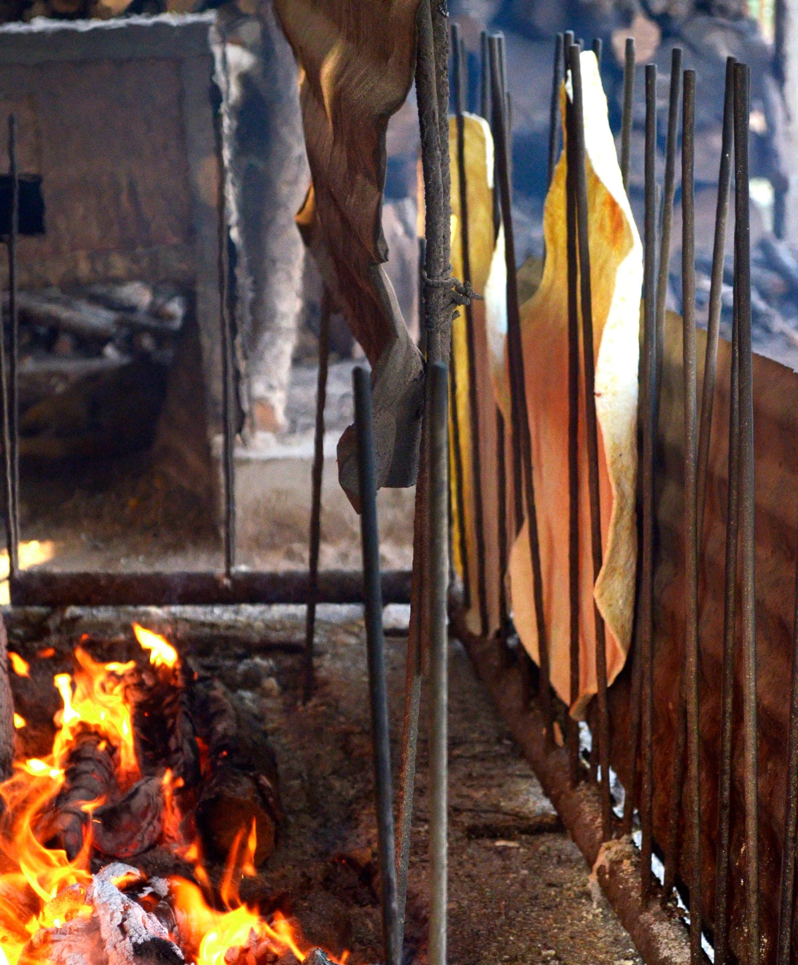 Tortas de casabe tostándose sobre el fogón de leña