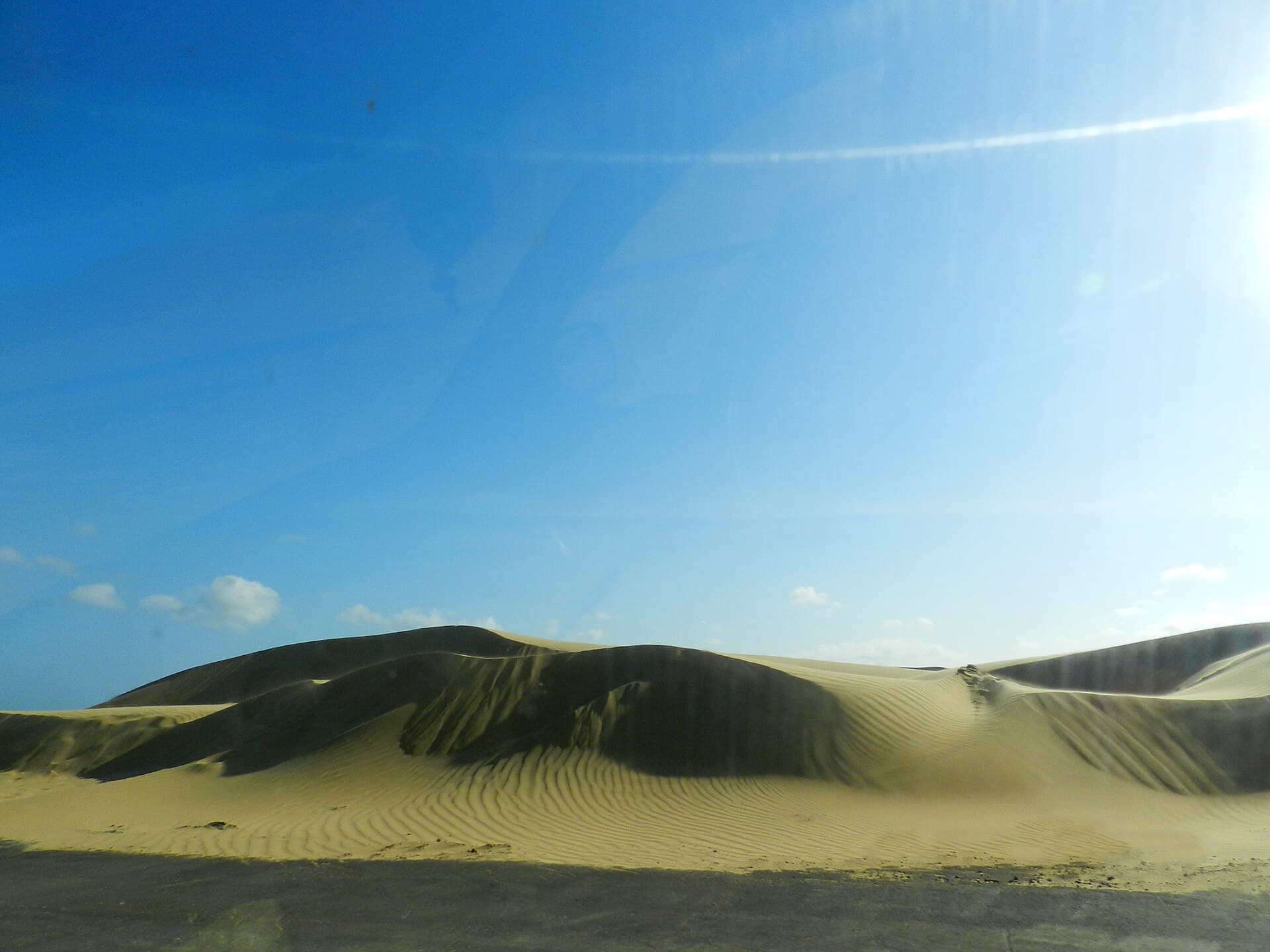 Dunas vistas desde la carretera que atraviesa el Parque Nacional Médanos de Coro