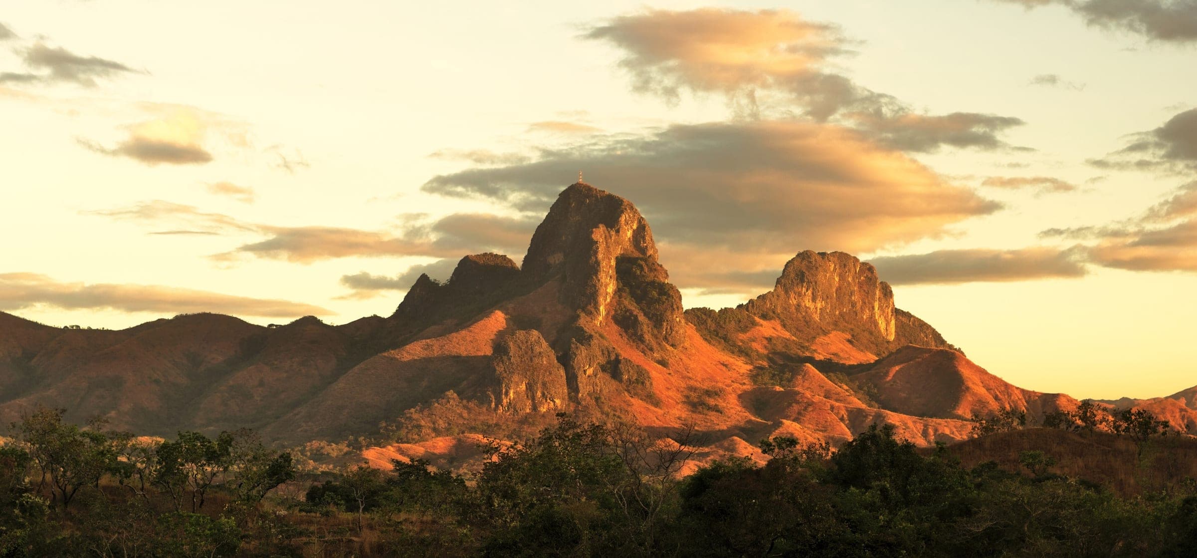 Los Morros de San Juan iluminados por la luz del atardecer, con las lomas del llano a sus pies, en San Juan de los Morros, estado Guárico