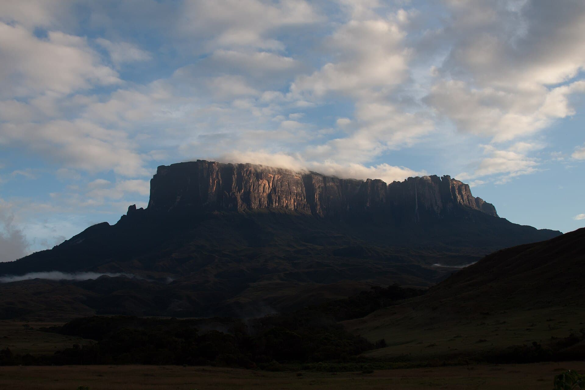 Tepuy Kukenán entre nubes