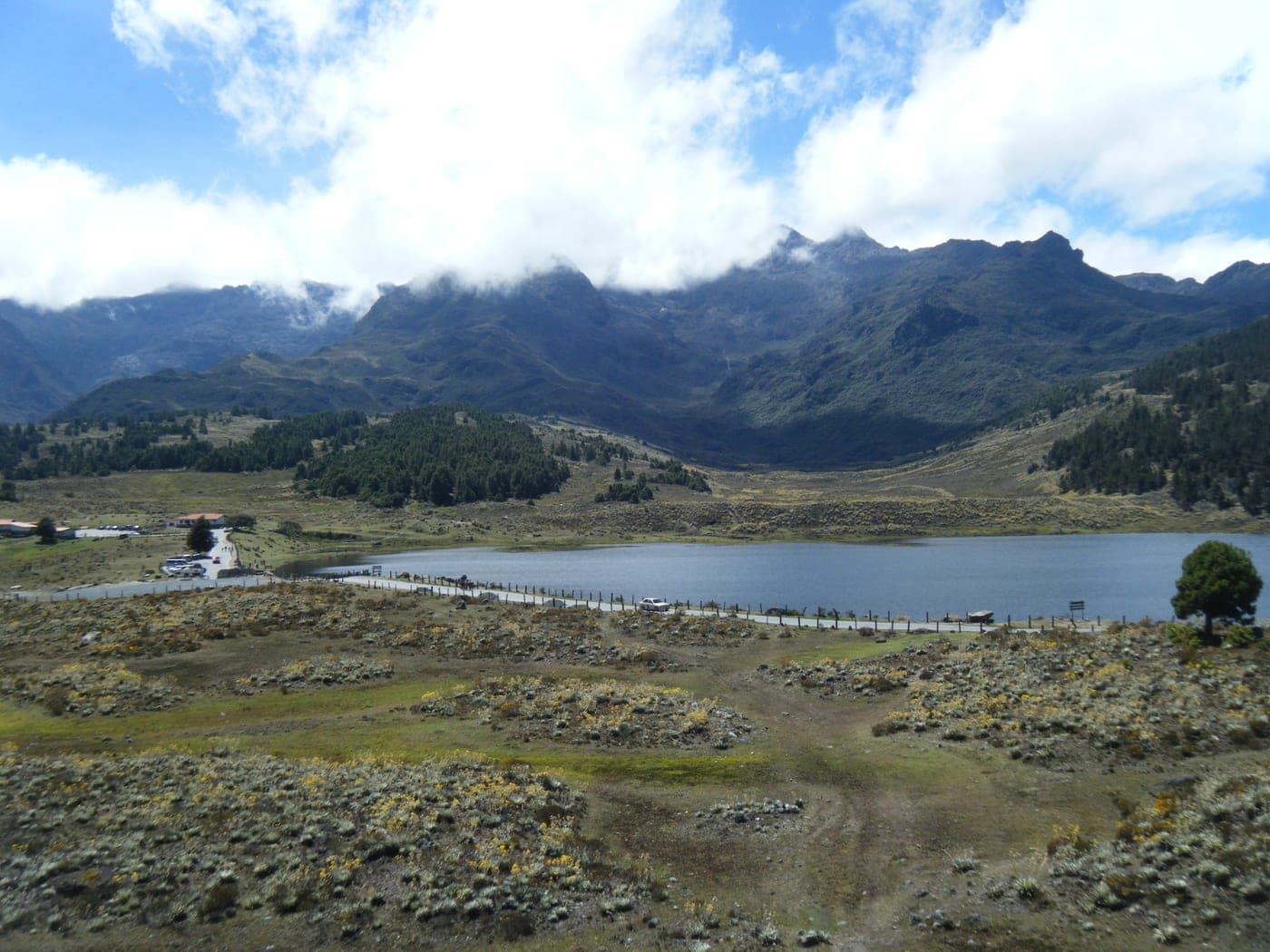 Laguna de Mucubají en el páramo, con la Sierra Nevada al fondo