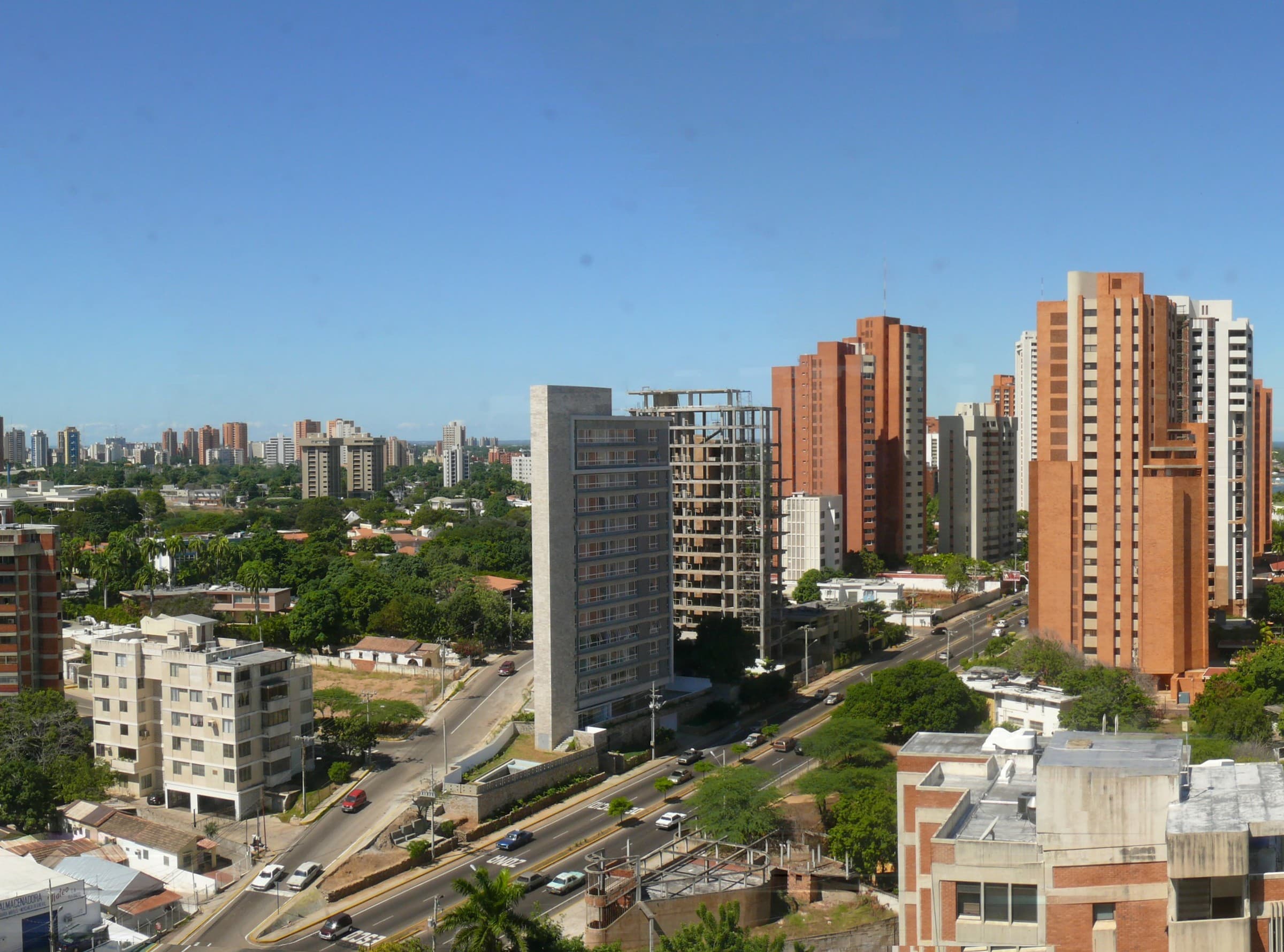 Vista urbana de Maracaibo, con avenidas y edificios