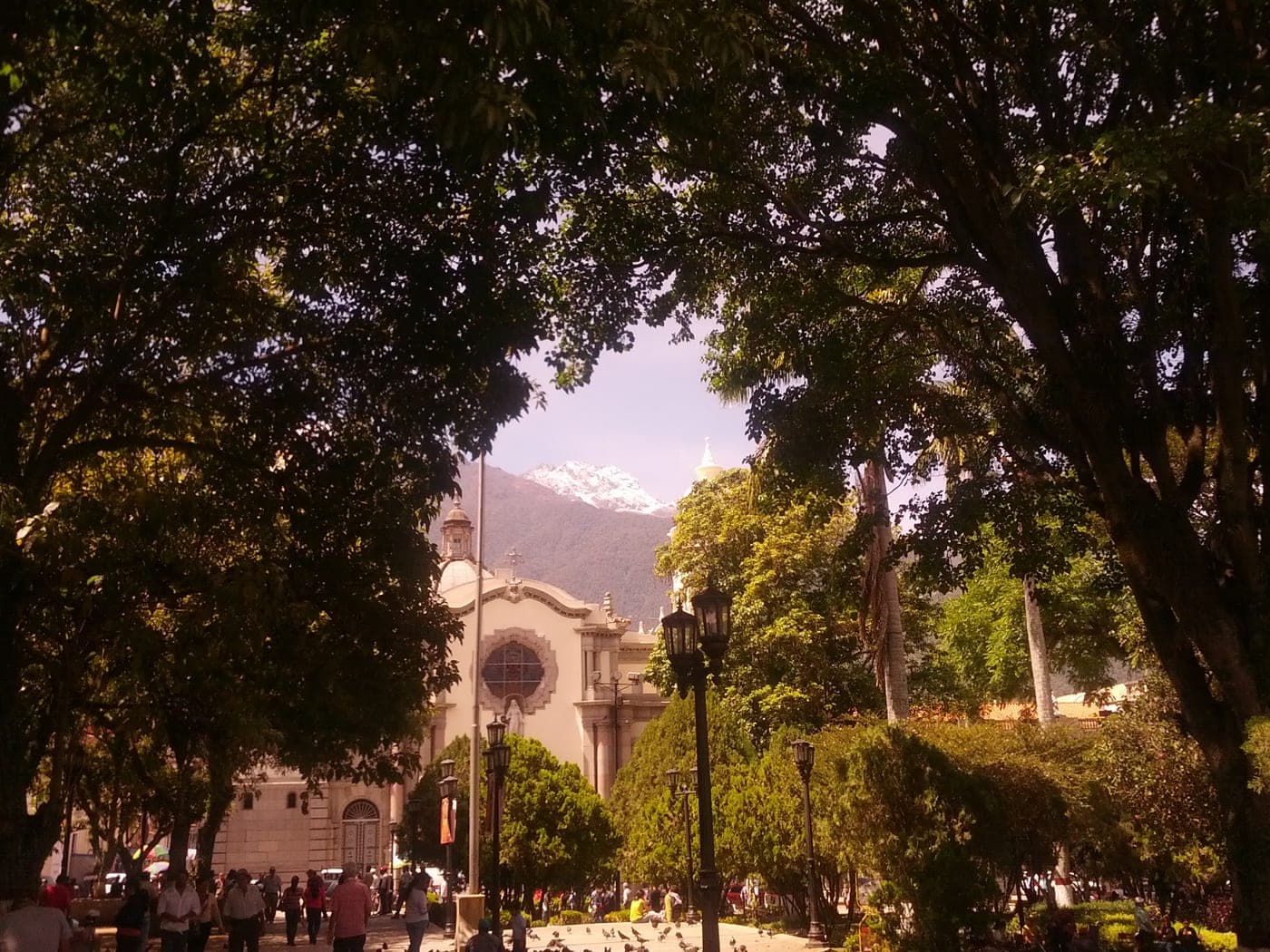 Plaza Bolívar de Mérida con la catedral y el Pico Bolívar nevado al fondo