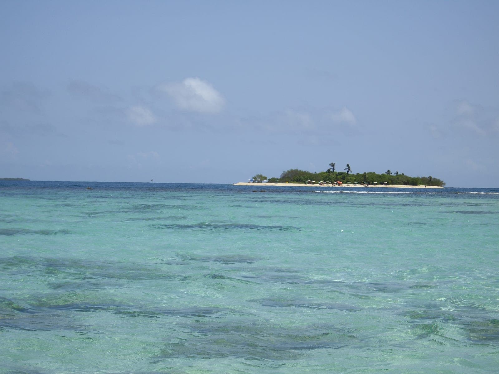 Cayo del Parque Nacional Morrocoy sobre aguas turquesas, estado Falcón