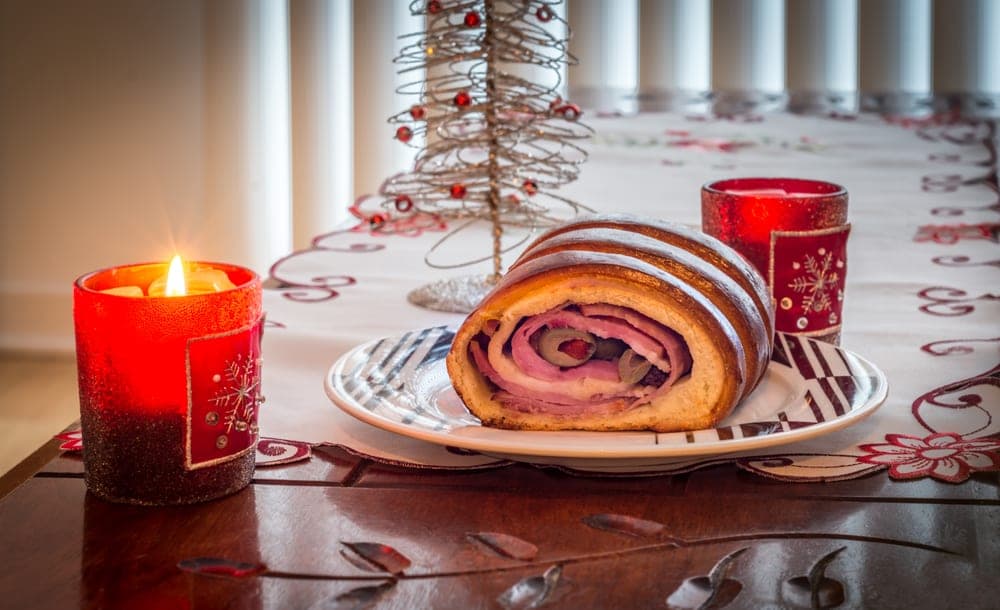 Rebanada de pan de jamón con su espiral de jamón y aceitunas