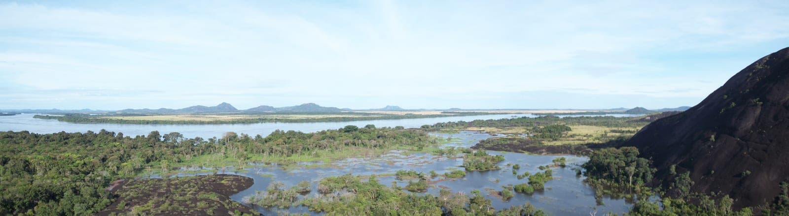 Panorámica de un tramo ancho del río Orinoco a su paso por Amazonas