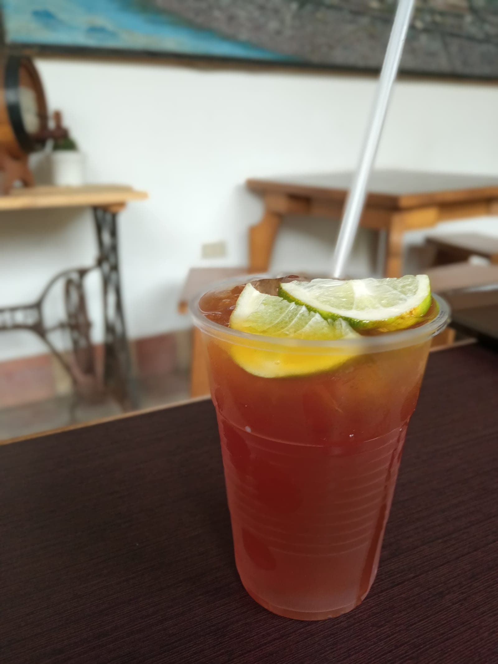 Vaso de papelón con limón con hielo y rodajas de limón