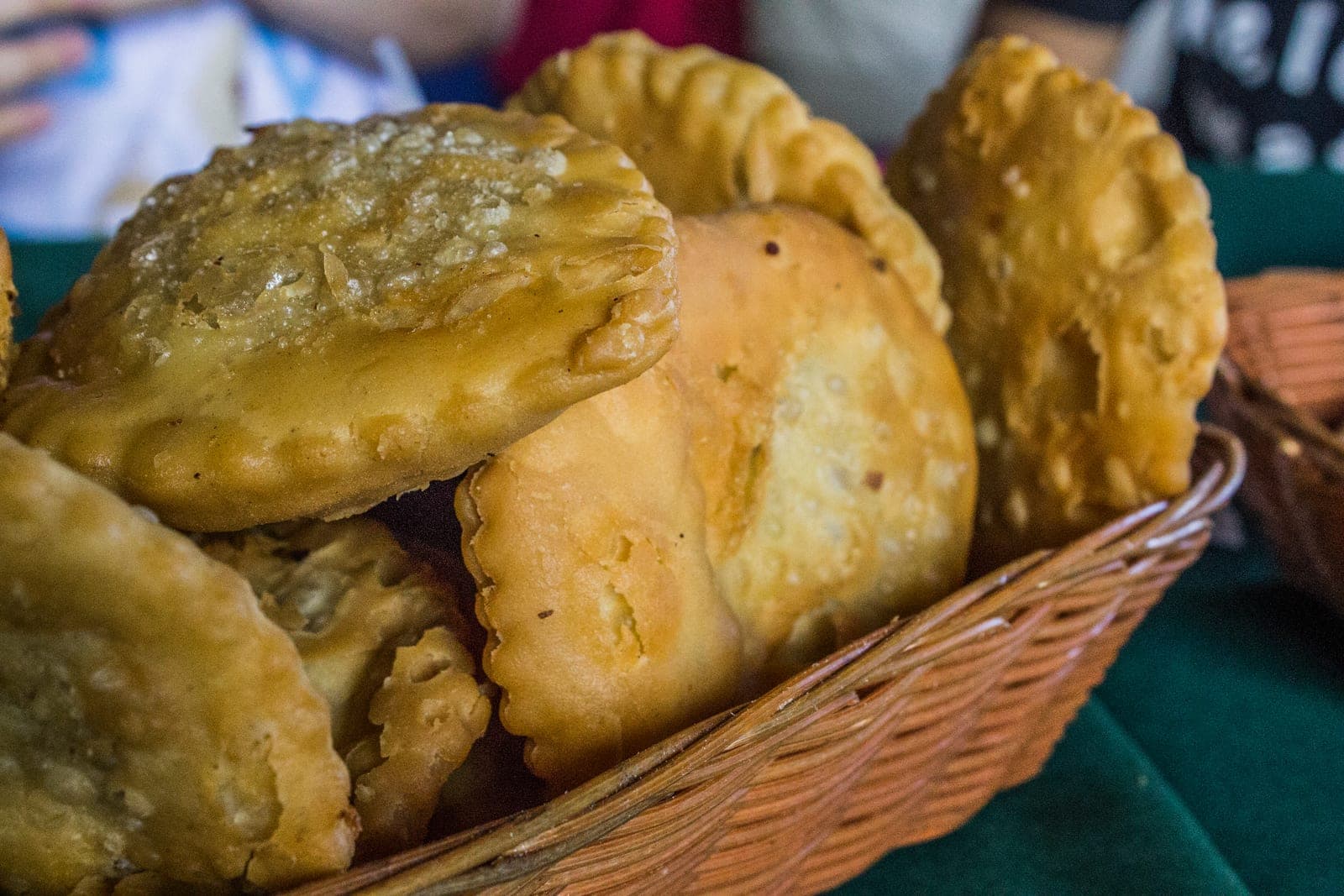 Pastelitos andinos recién fritos en una cesta