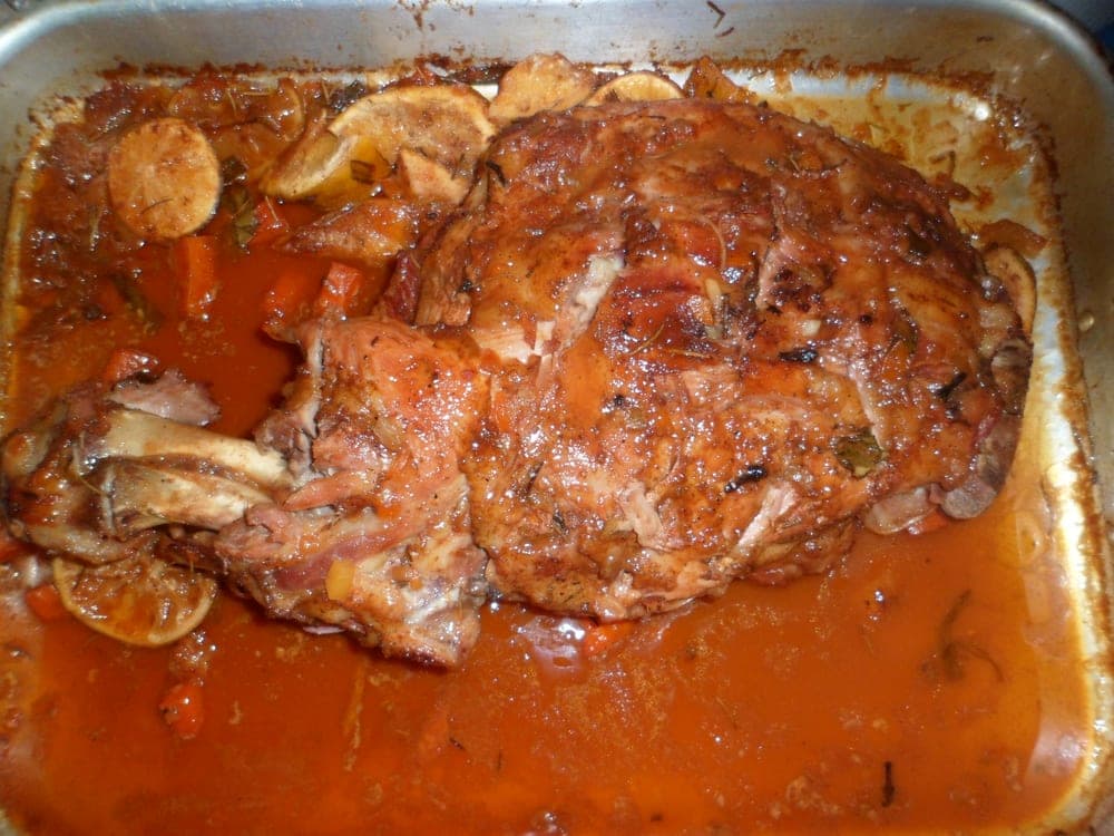 Pernil de cerdo horneado en su bandeja