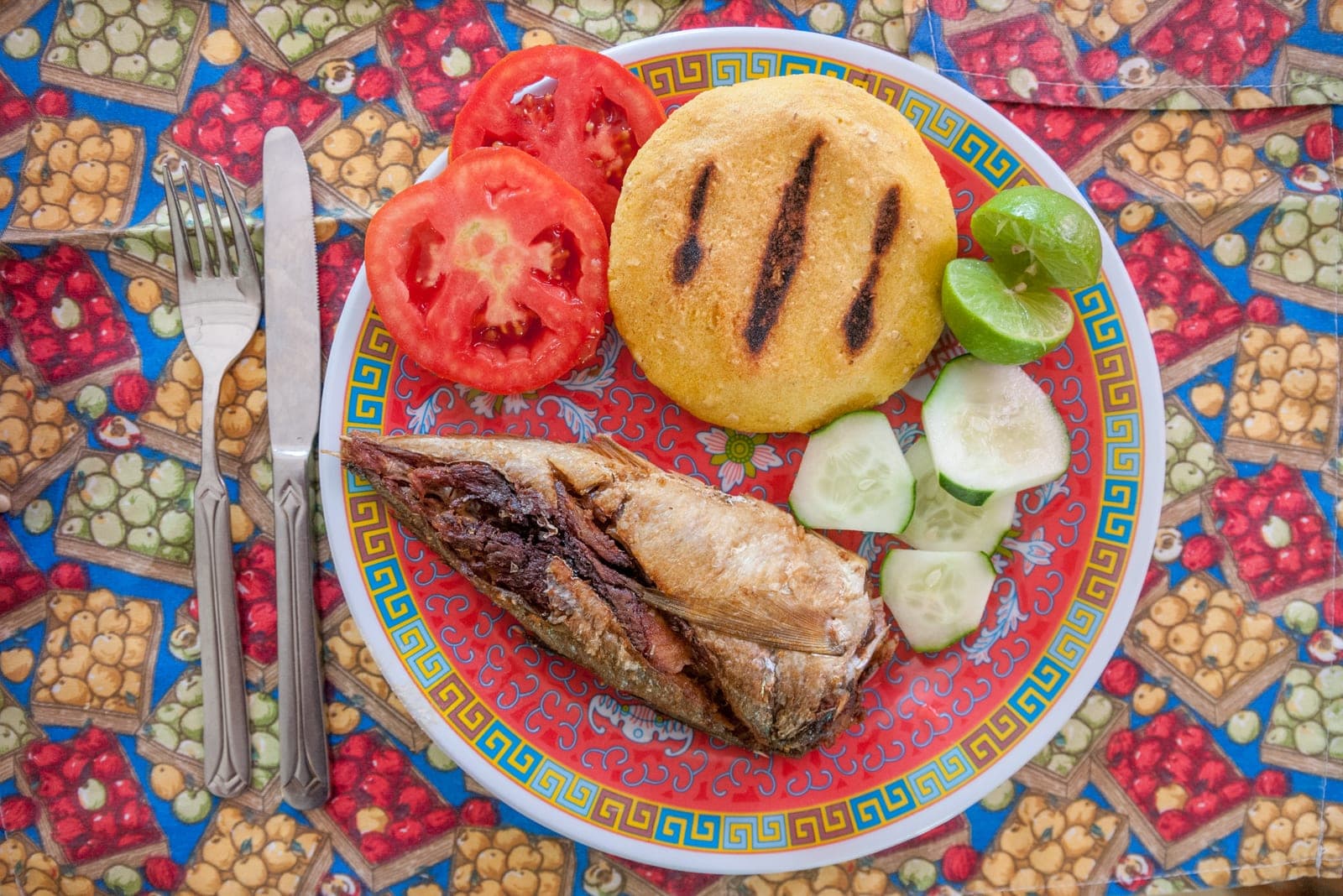 Pescado frito con arepa, tomate y limón, al estilo de Margarita