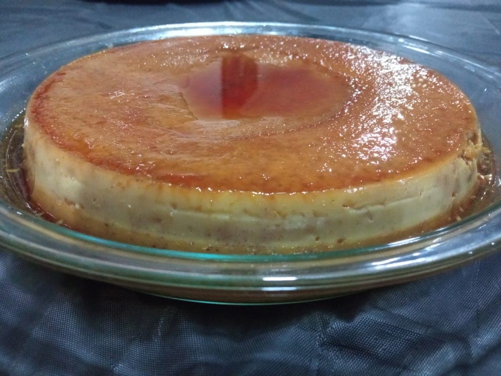Quesillo venezolano con el caramelo por encima, en una fuente de vidrio