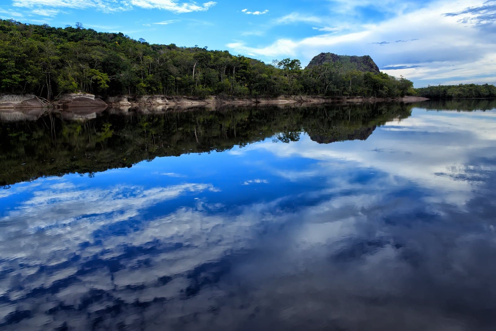 Río Sipapo rodeado de selva en el estado Amazonas