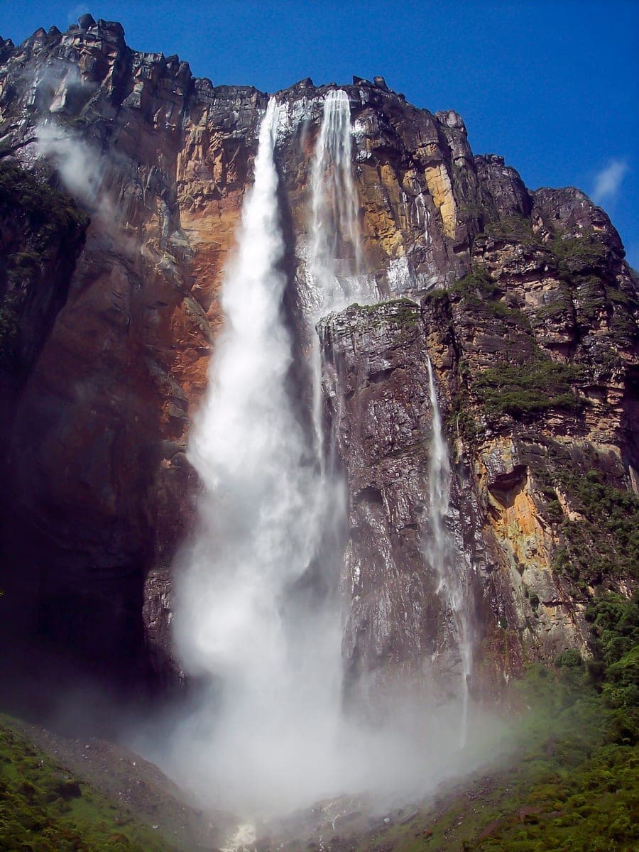 Salto Ángel visto desde su base, cayendo desde el Auyantepui