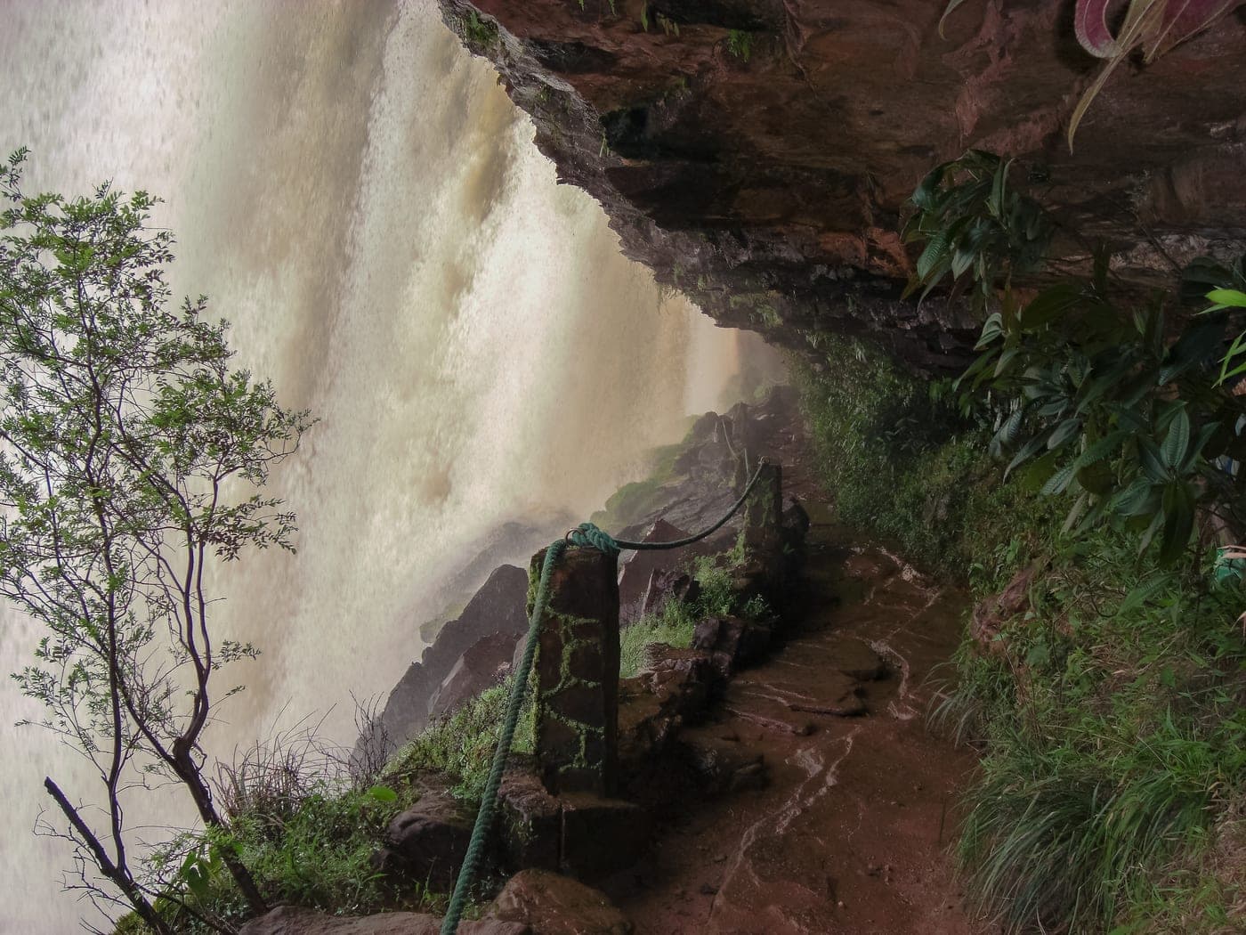 Sendero por detrás de la cortina de agua del Salto El Sapo