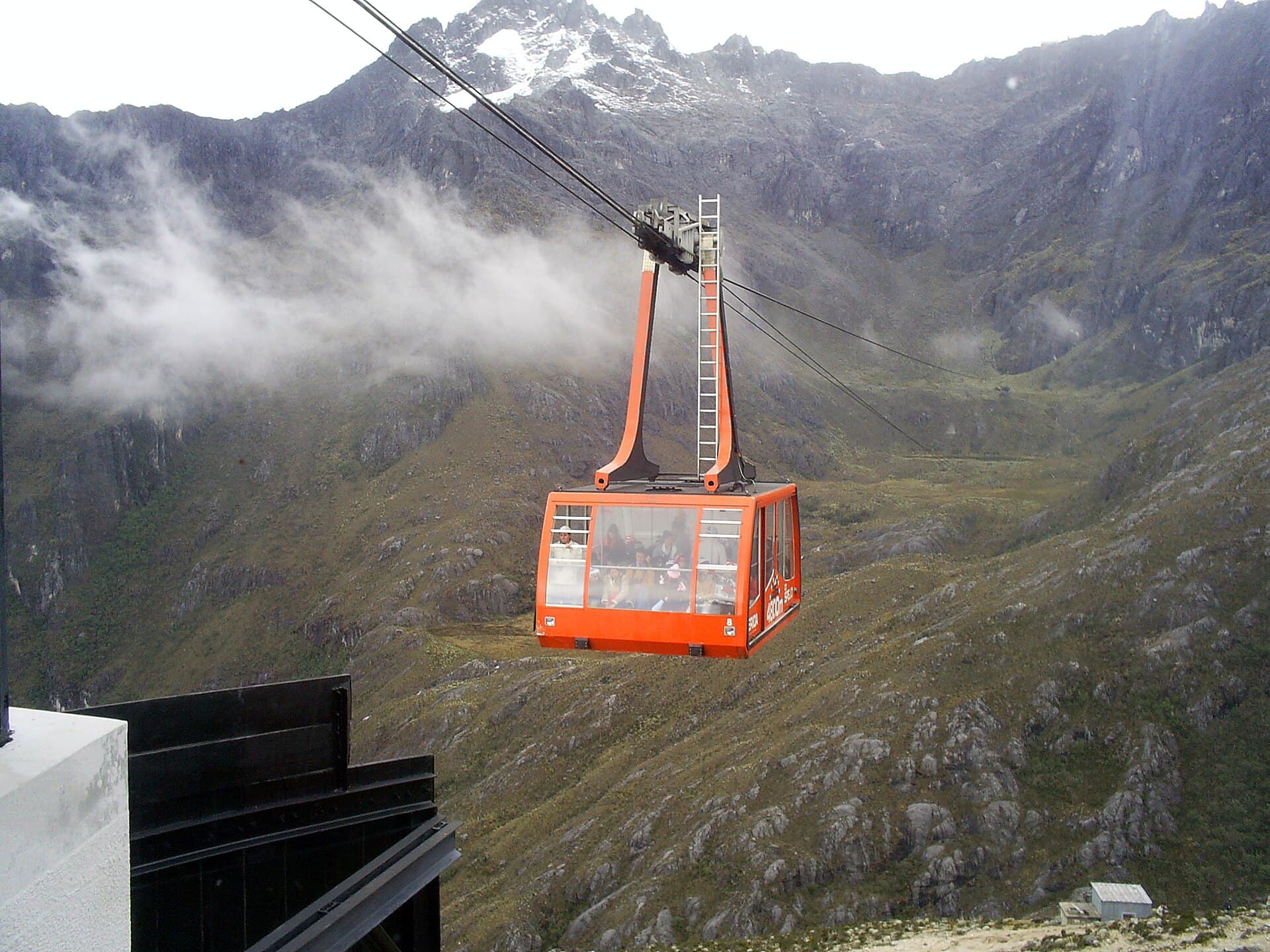 Cabina del teleférico Mukumbarí subiendo hacia Pico Espejo