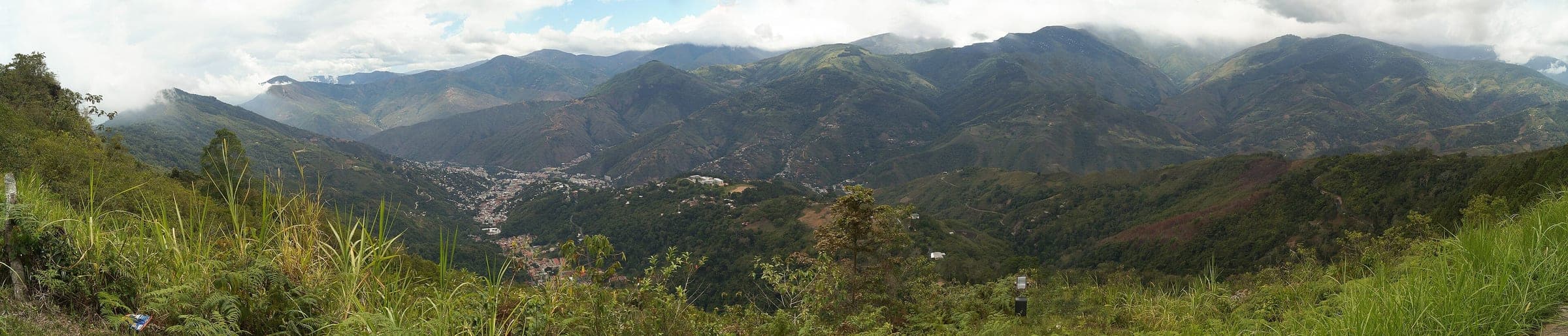 La ciudad de Trujillo en el fondo de su valle andino, vista desde el mirador del monumento a la Virgen de la Paz