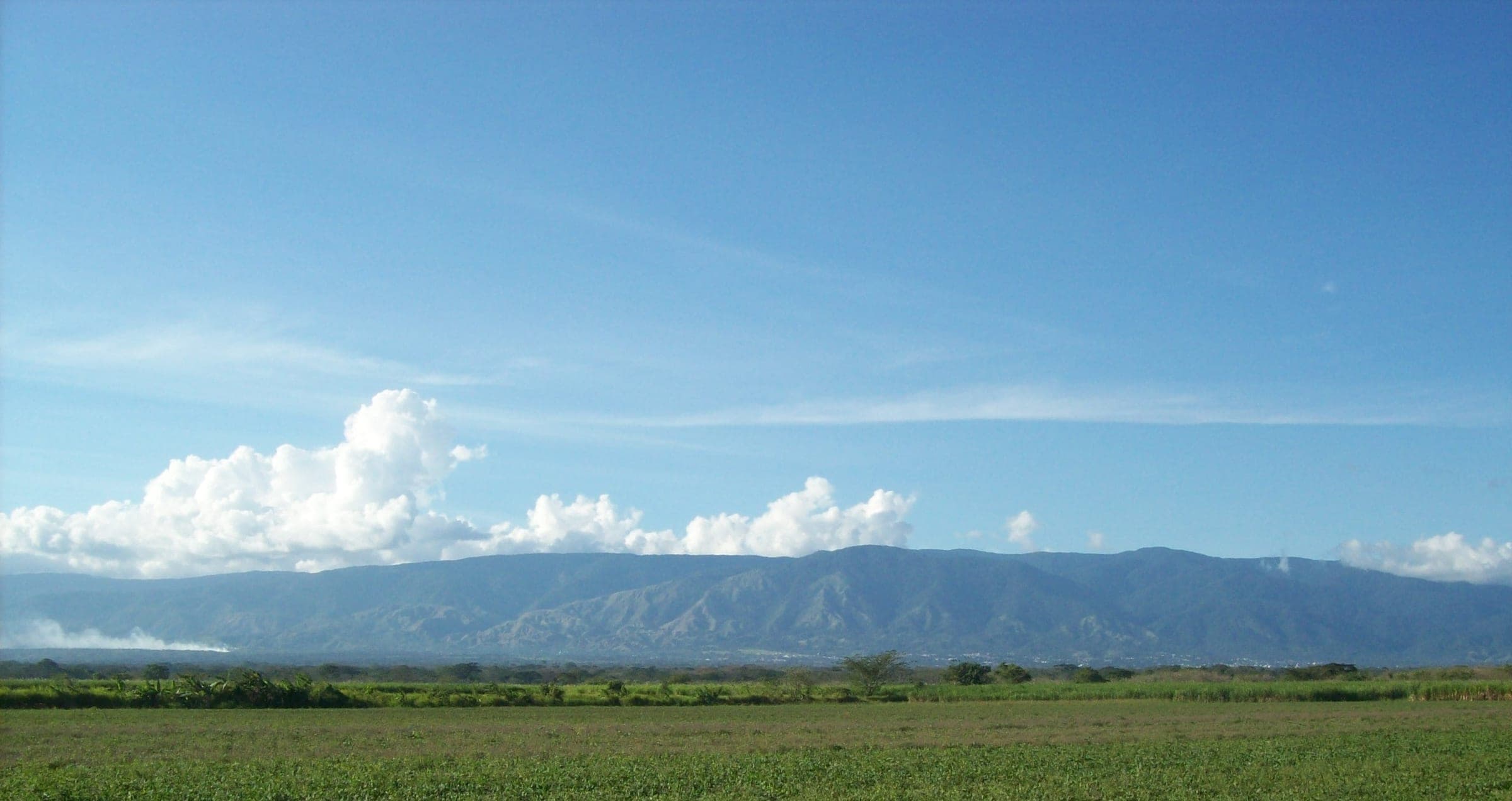 El valle del Yaracuy con sus cultivos en primer plano y la sierra de Aroa cerrando el horizonte, vista desde Santa María