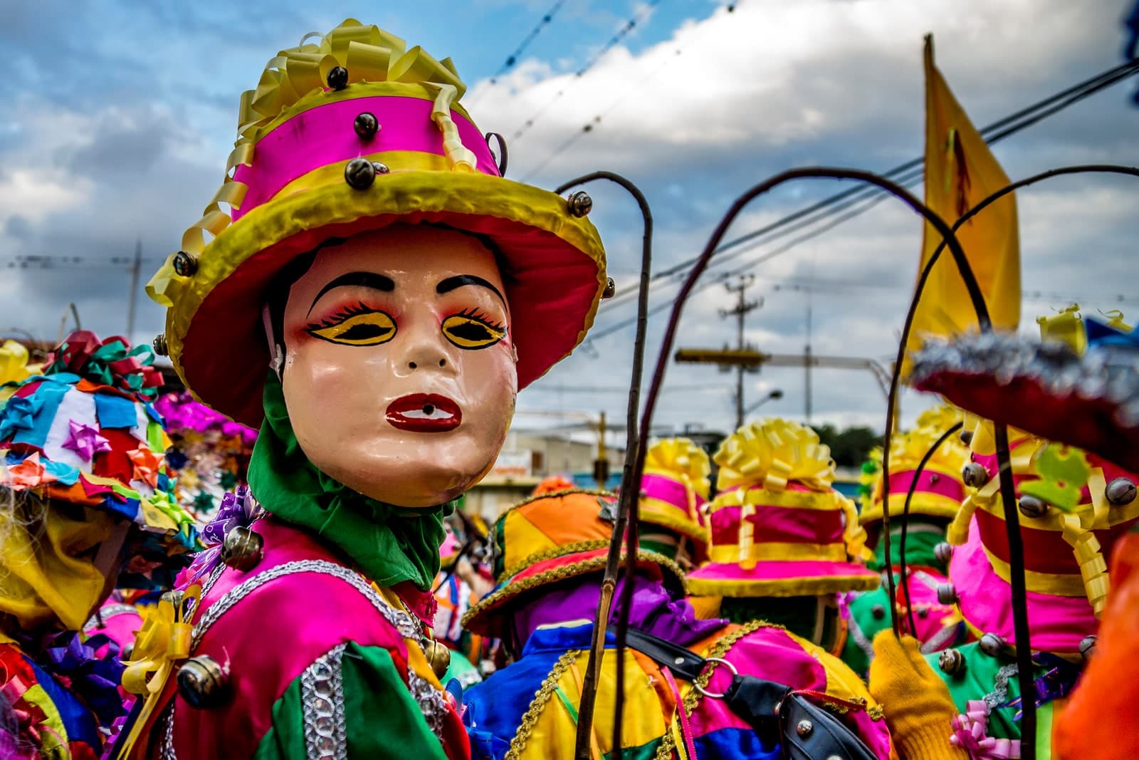 Participantes de las Zaragozas de Sanare con máscaras artesanales y trajes coloridos