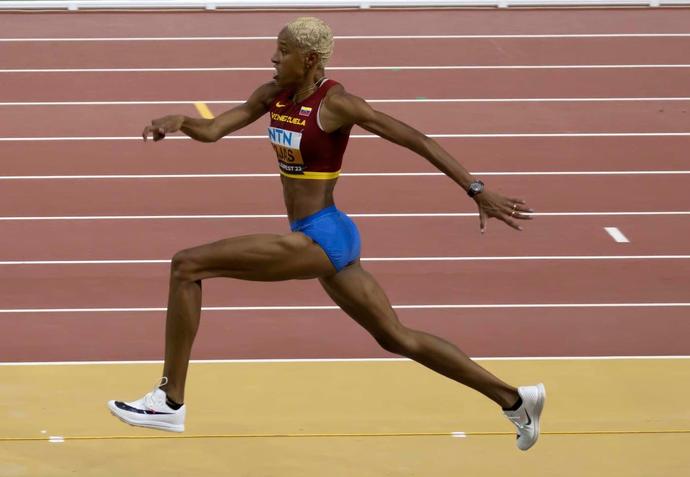 Yulimar Rojas en pleno salto · Budapest, 2023. No es el salto del récord de Belgrado.