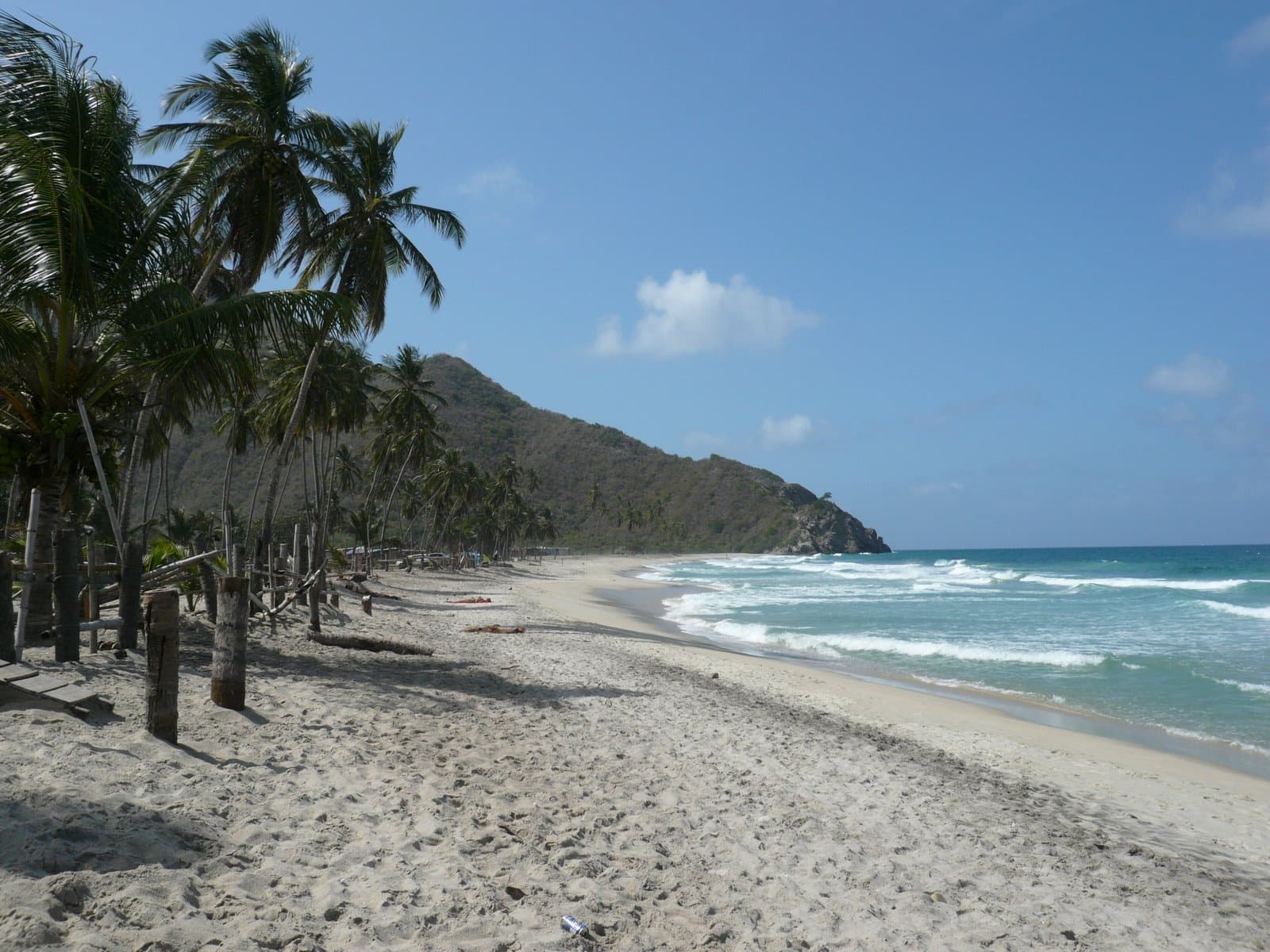 Playa de Cuyagua, mar abierto y montaña del Henri Pittier al fondo