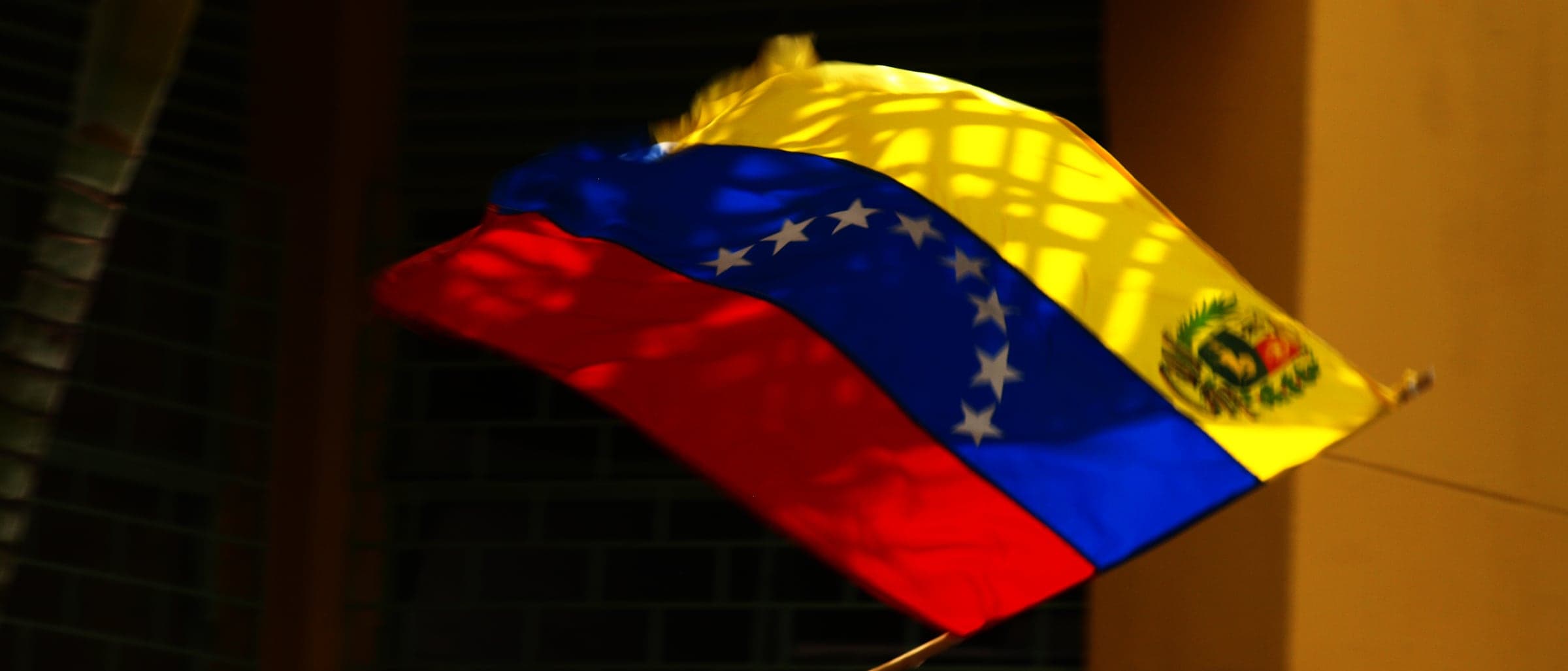La bandera de Venezuela ondeando al viento, con sus ocho estrellas