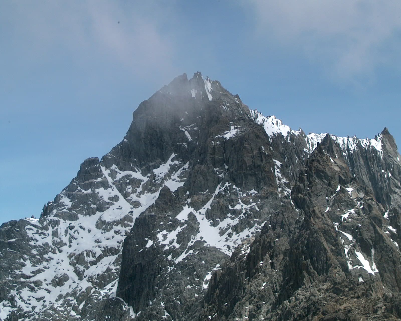La cumbre de roca del Pico Bolívar vista desde Pico Espejo