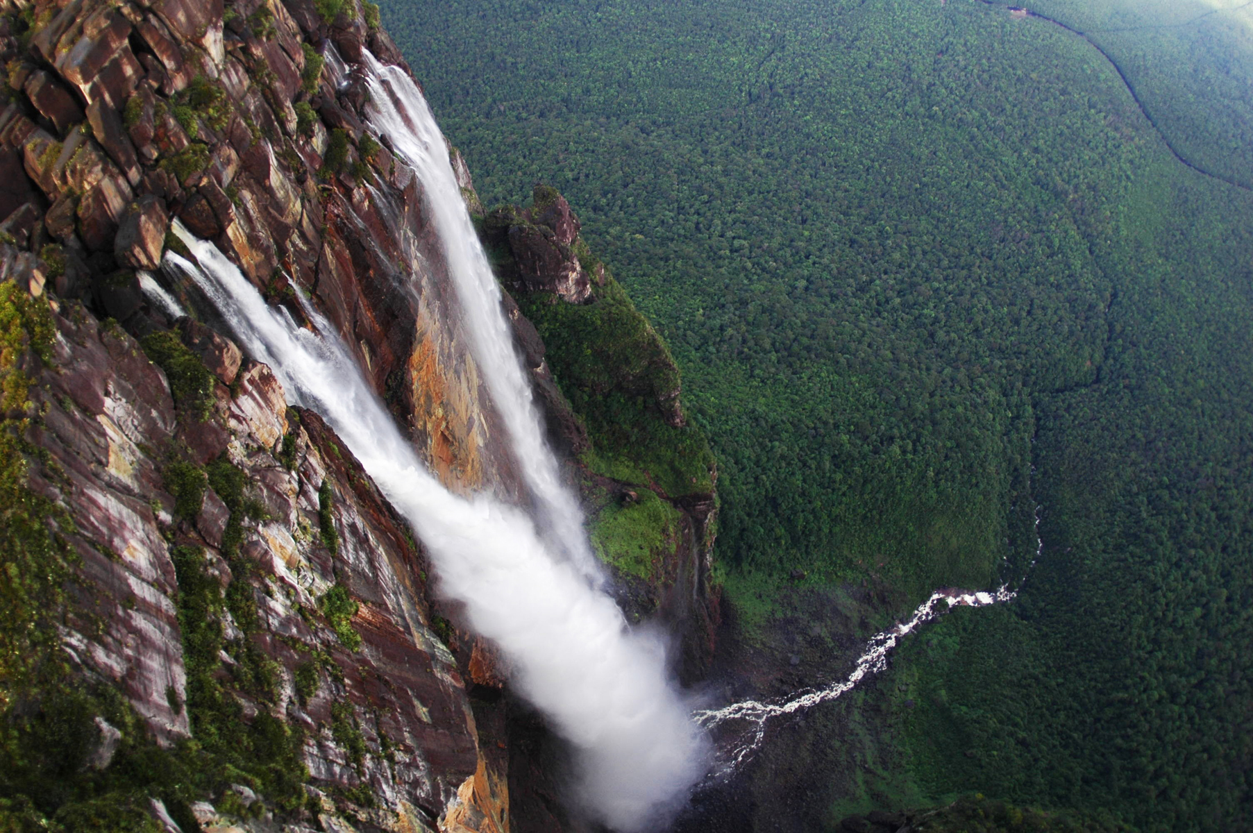 Vista aérea del Salto Ángel y el Auyantepuy