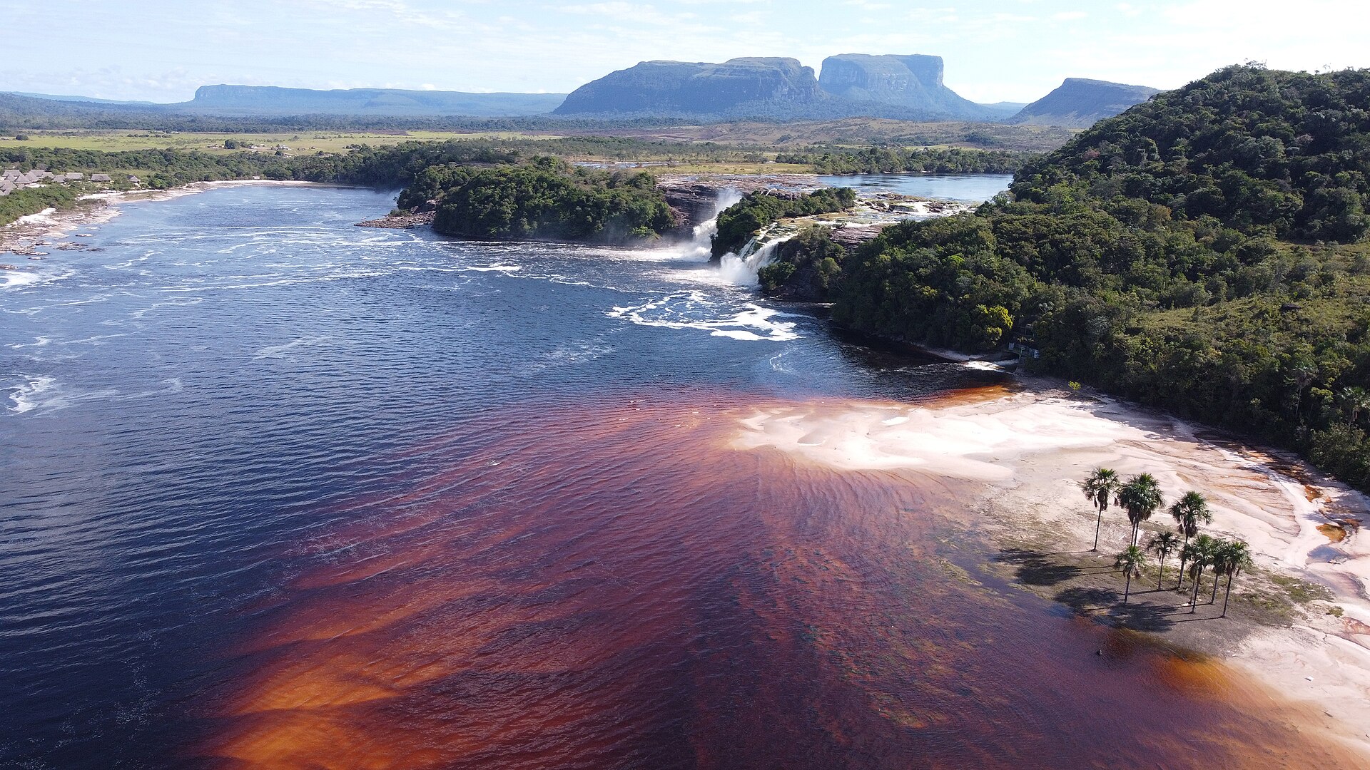 Laguna de Canaima con sus aguas abiertas y saltos al fondo