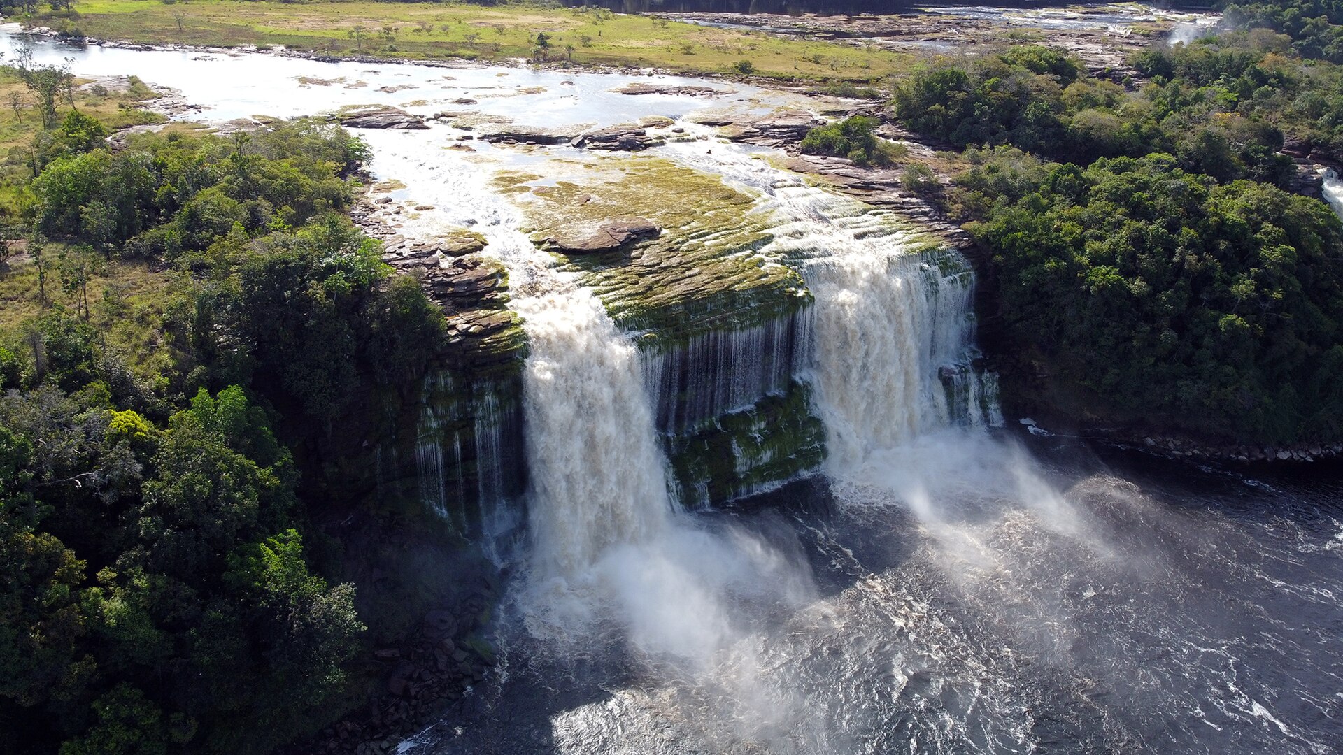Salto El Hacha en la Laguna de Canaima