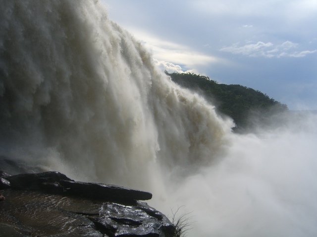 Salto El Sapo entre la selva de Canaima