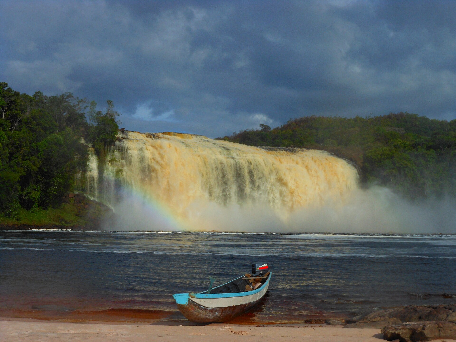 Curiara frente al Salto El Hacha en la Laguna de Canaima